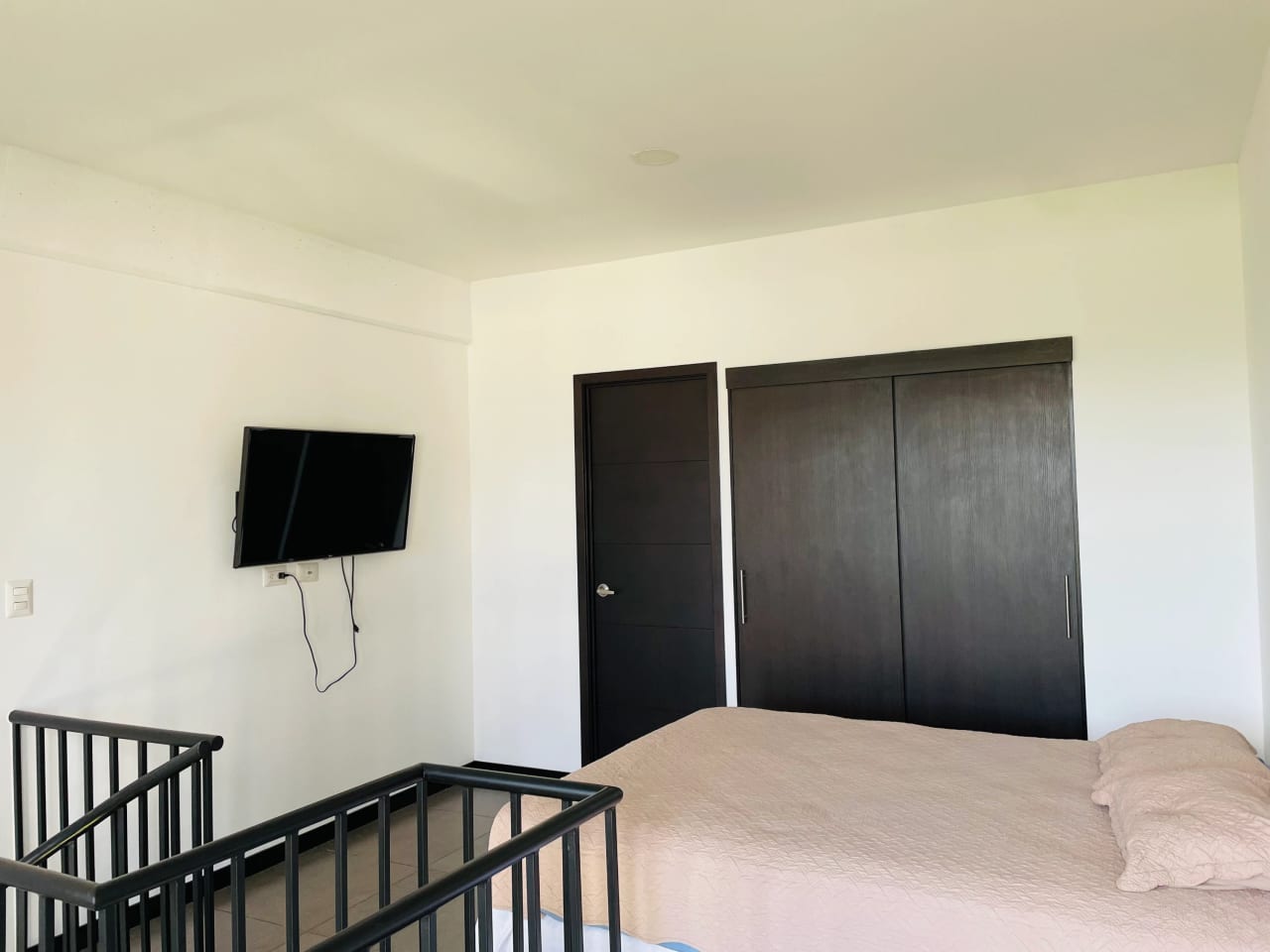 Apartamento Amueblado de 1 Habitación con Jardín — Apartamento en Alquiler en Ciudad Vieja, Zona 10, Guatemala, Ciudad — foto 9 de 14