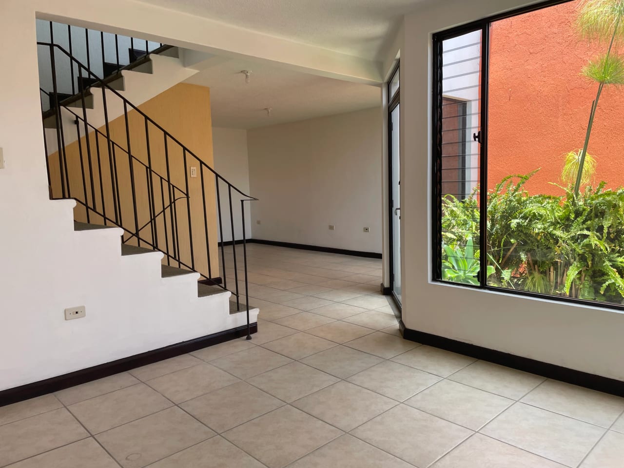 Alquilo Casa en Residencial Los Manantiales Km. 19 — Apartamento en Alquiler en Los Manantiales, Carretera a El Salvador, Guatemala, Ciudad — foto 2 de 16