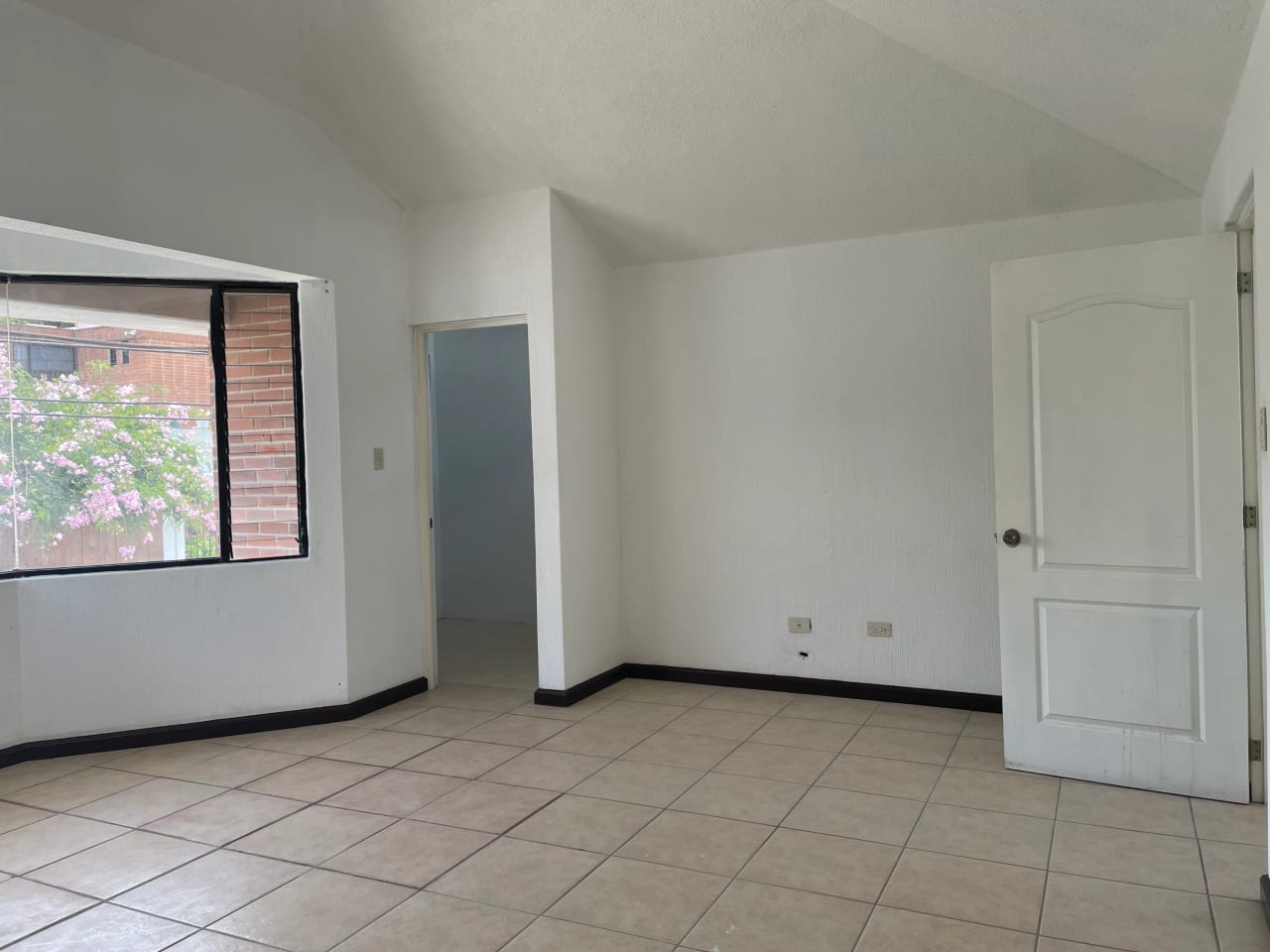 Alquilo Casa en Residencial Los Manantiales Km. 19 — Apartamento en Alquiler en Los Manantiales, Carretera a El Salvador, Guatemala, Ciudad — foto 8 de 16