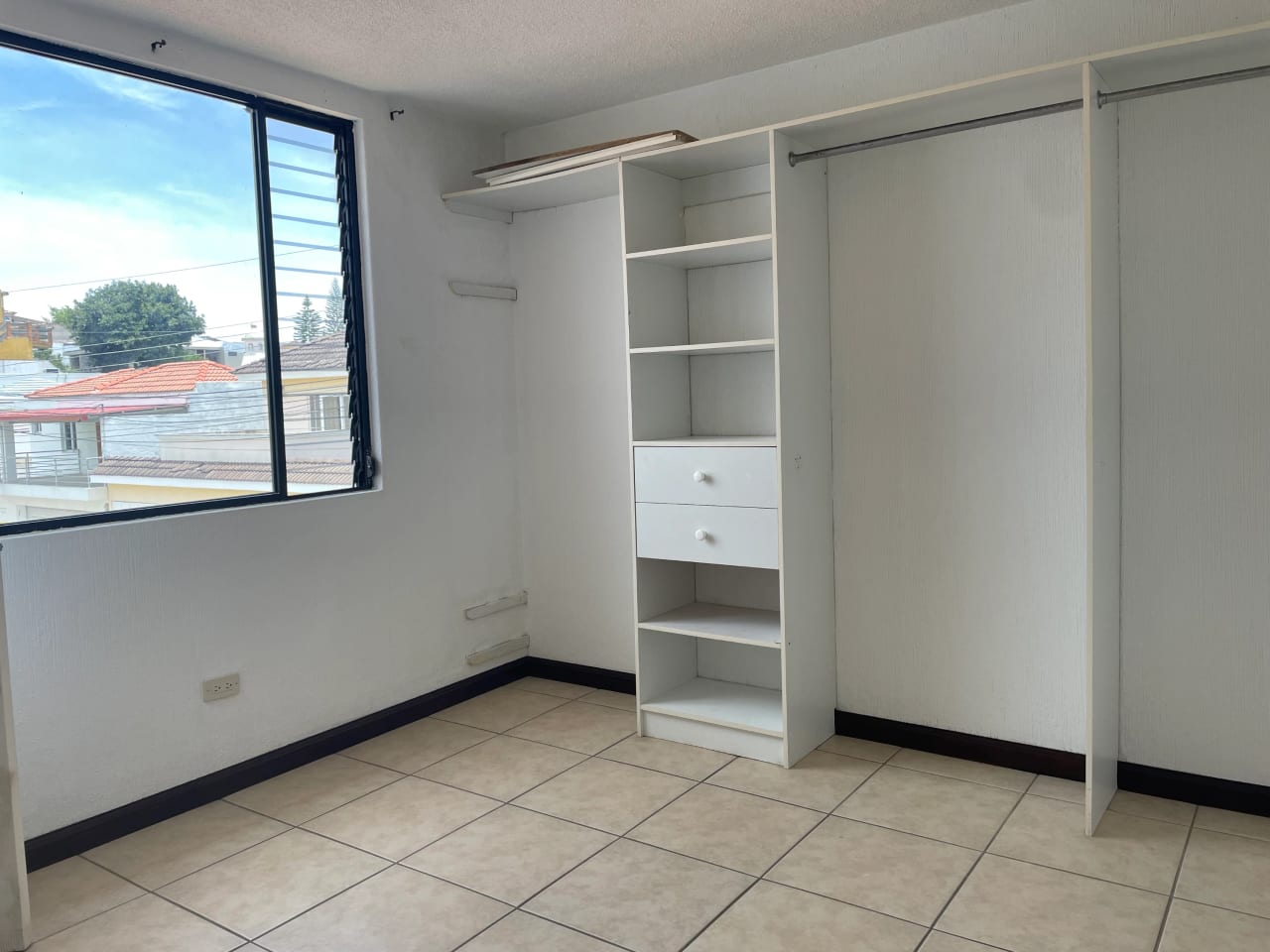 Alquilo Casa en Residencial Los Manantiales Km. 19 — Apartamento en Alquiler en Los Manantiales, Carretera a El Salvador, Guatemala, Ciudad — foto 9 de 16