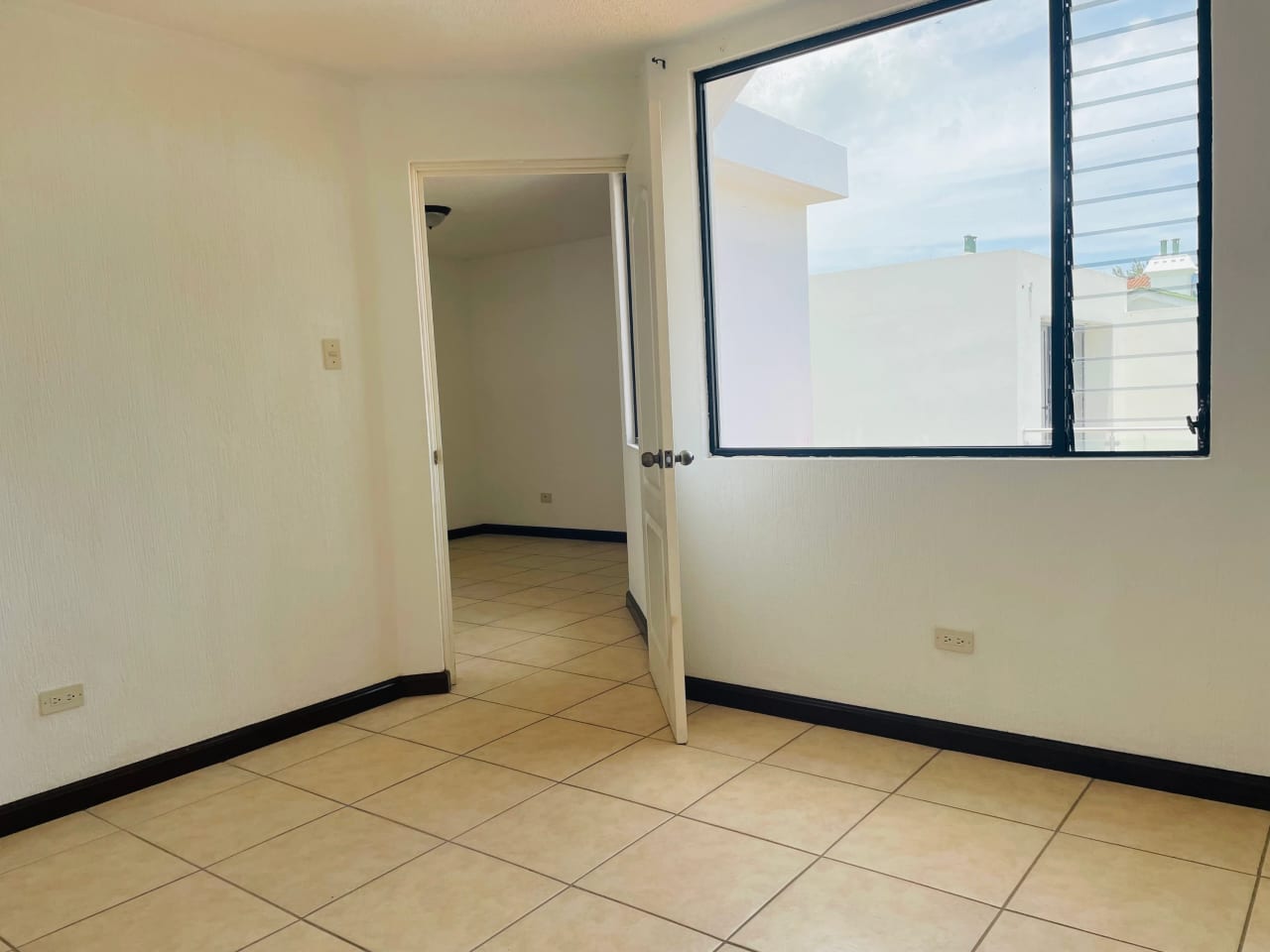 Alquilo Casa en Residencial Los Manantiales, km 19 a San José Pinula — Apartamento en Alquiler en Los Manantiales, Carretera a El Salvador, Guatemala, Ciudad — foto 13 de 16