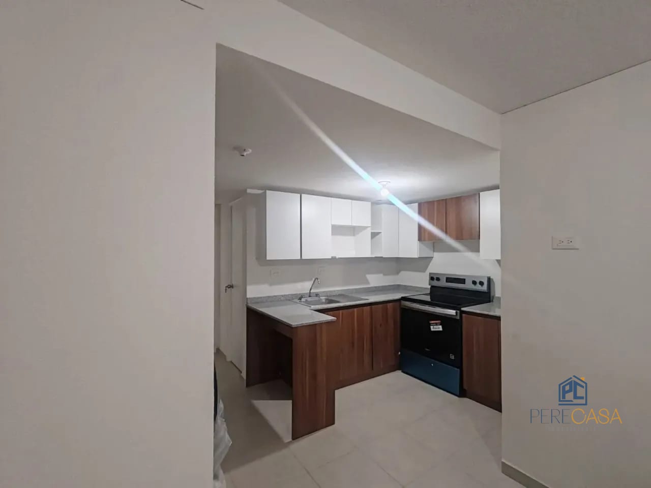 EXCELENTE APARTAMENTO EN VIAS DE SAN RAFAEL ZONA 18 — Apartamento en Alquiler en Zona 18, Guatemala, Ciudad — foto 2 de 9