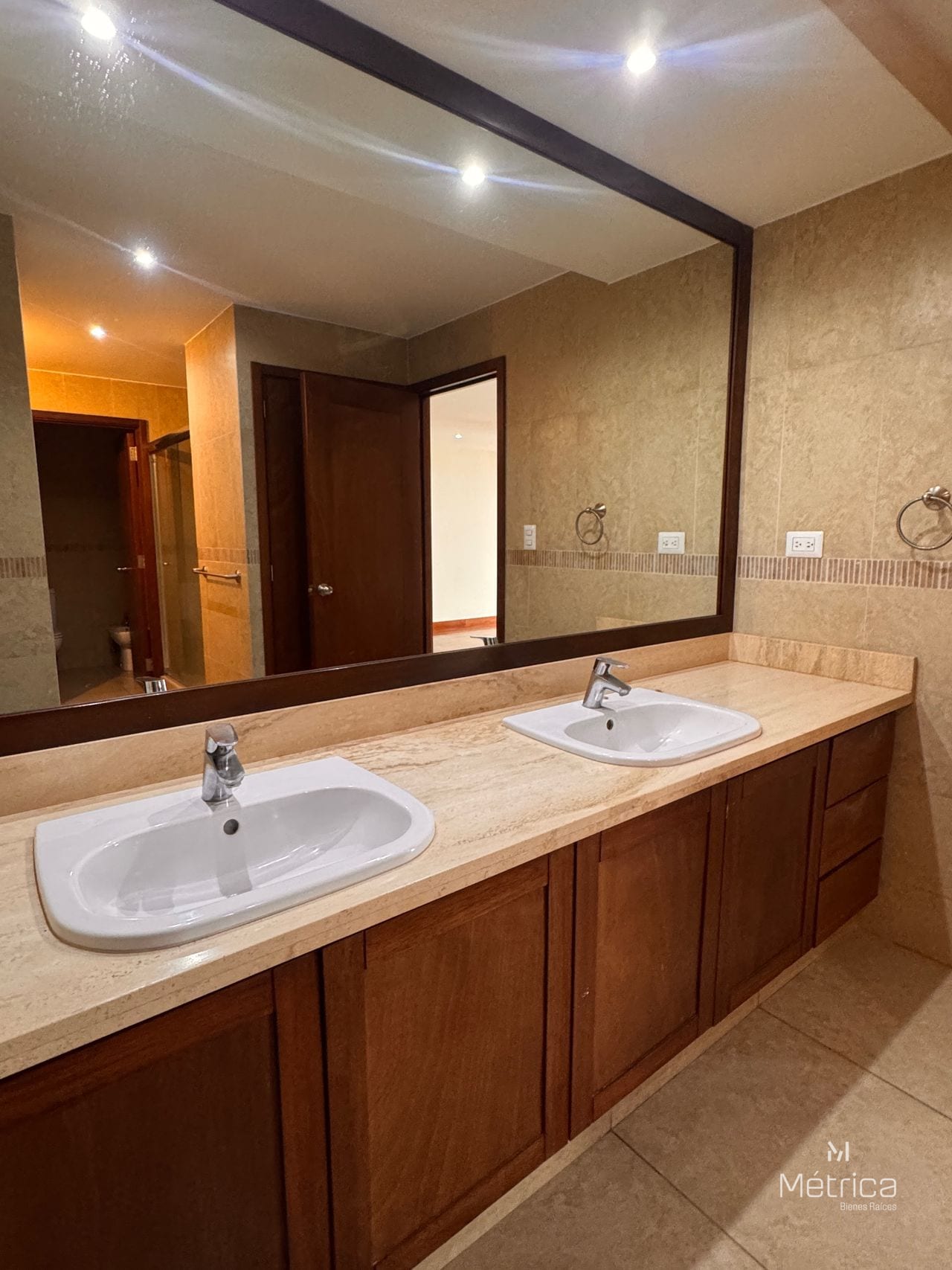 Amplio apartamento en Akoya zona 14 — Apartamento en Venta en Akoya, Zona 14, Guatemala, Ciudad — foto 12 de 16