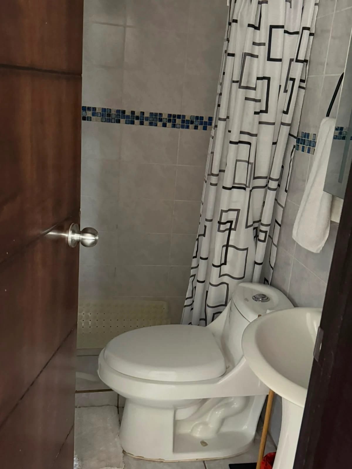 ALQUILO APARTAMENTO EN EDIFICIO PEQUEÑO, HACIENDA REAL ZONA 16 — Apartamento en Alquiler en Hacienda Real, Zona 16, Guatemala, Ciudad — foto 2 de 7