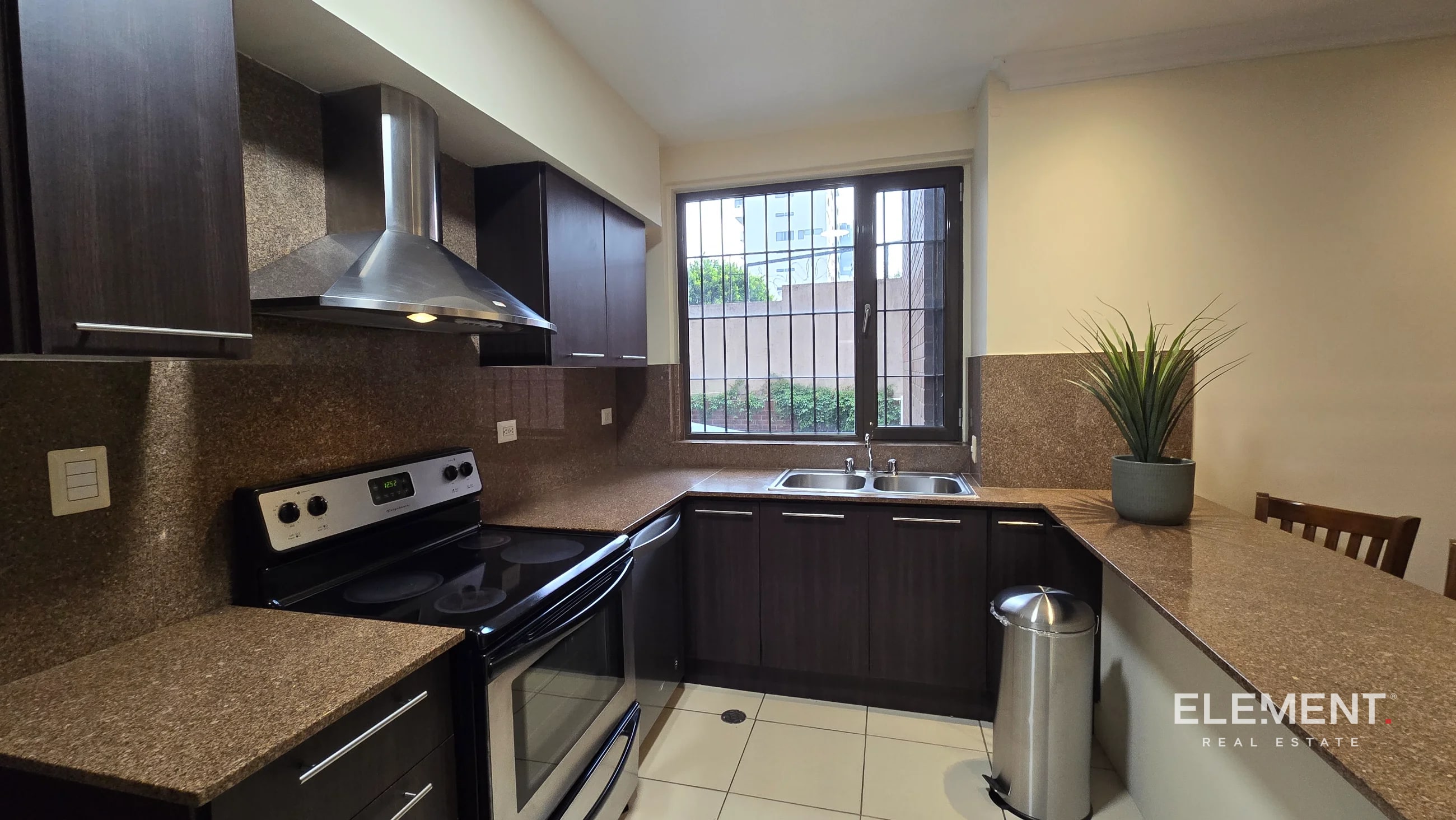 Apartamento con jardín en venta Plenum – Zona 14 - 12
