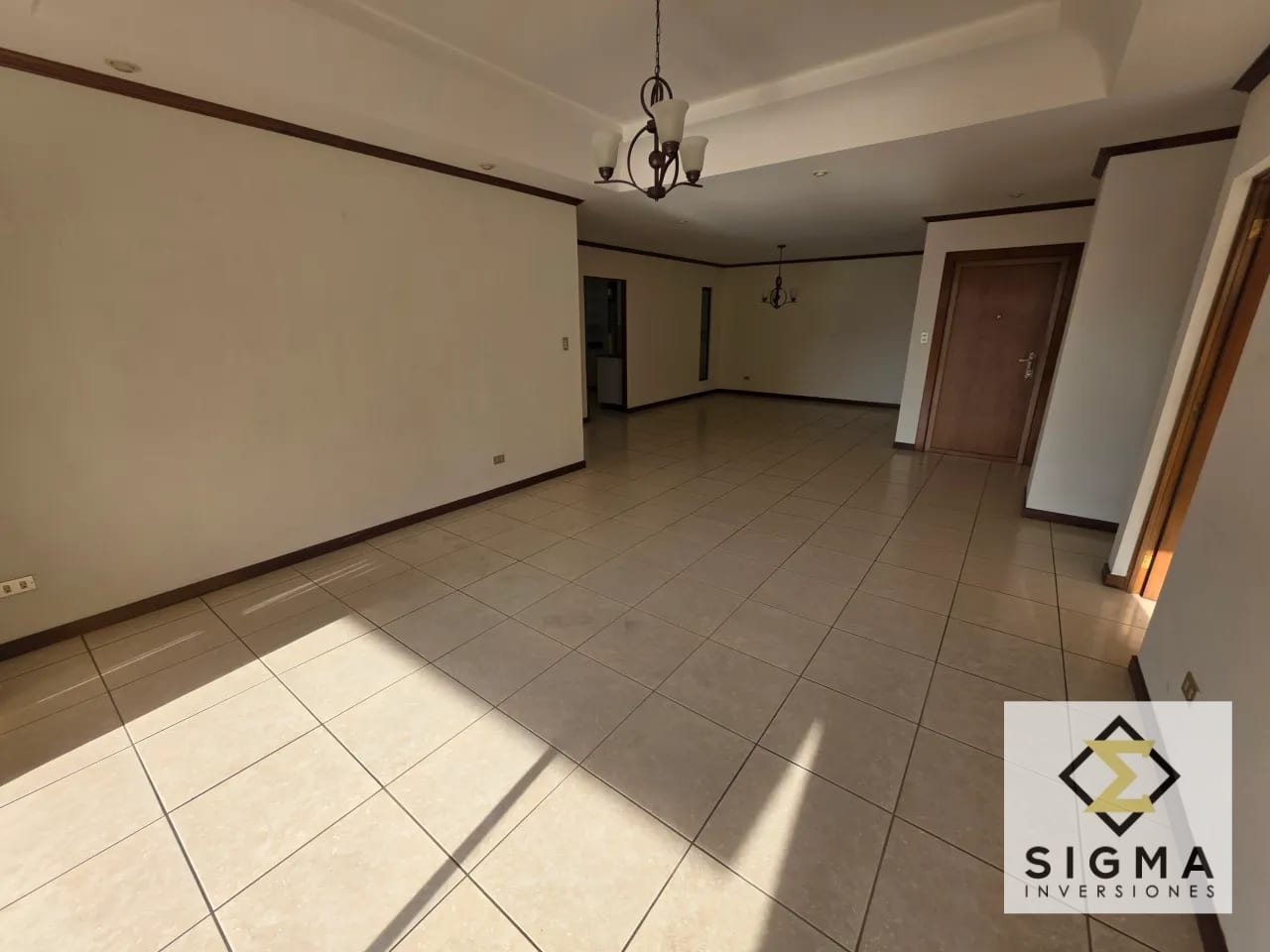 Apartamento en Venta, Zona 10, para remodelar. Cerca de CC La Estación — Apartamento en Venta en Torre Castelar, Zona 10, Guatemala, Ciudad — foto 1 de 17