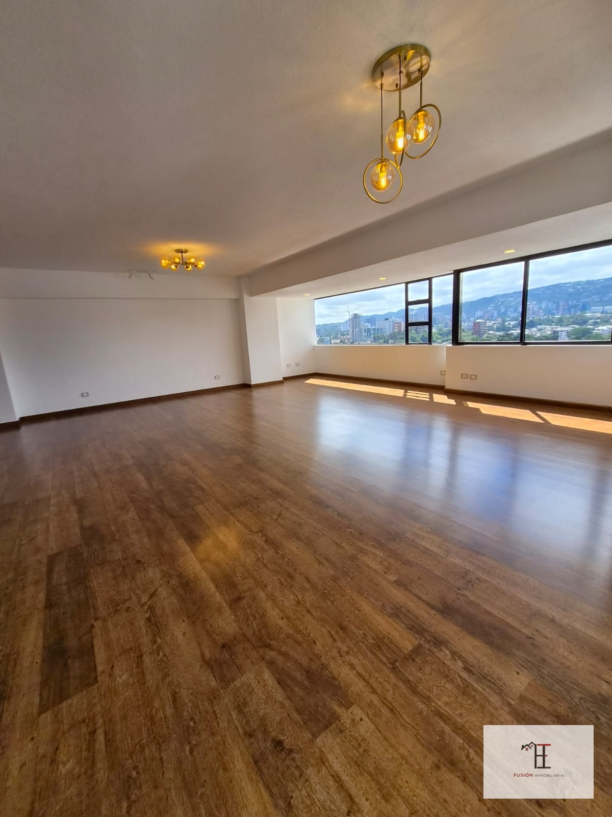 Rento apartamento con linda vista, totalmente remodelado en Villasbosq — Apartamento en Alquiler en Villalbosque, Zona 14, Guatemala, Ciudad — foto 2 de 11