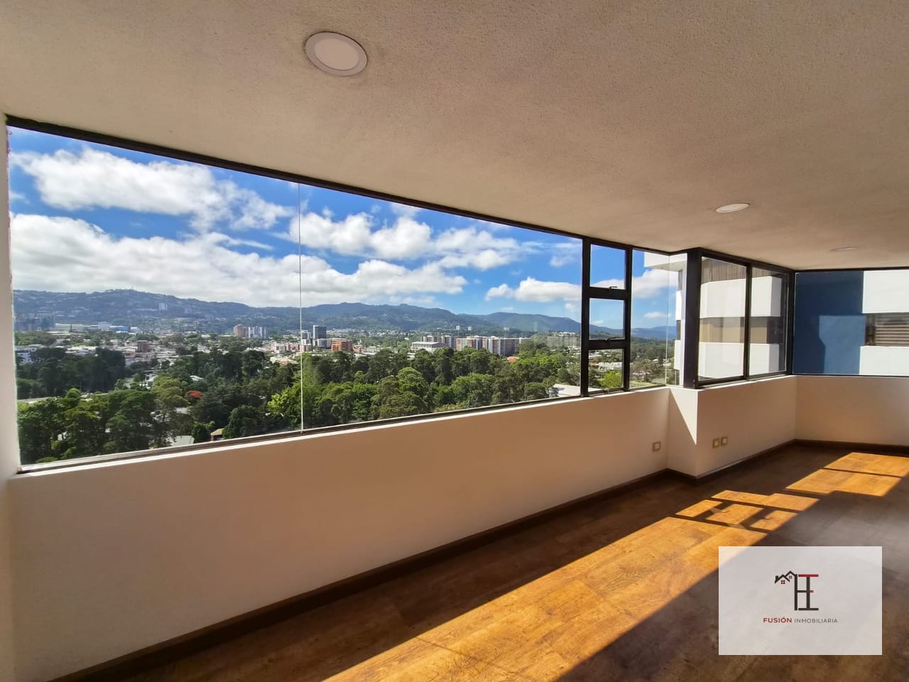 Rento apartamento con linda vista, totalmente remodelado en Villasbosq — Apartamento en Alquiler en Villalbosque, Zona 14, Guatemala, Ciudad — foto 3 de 11