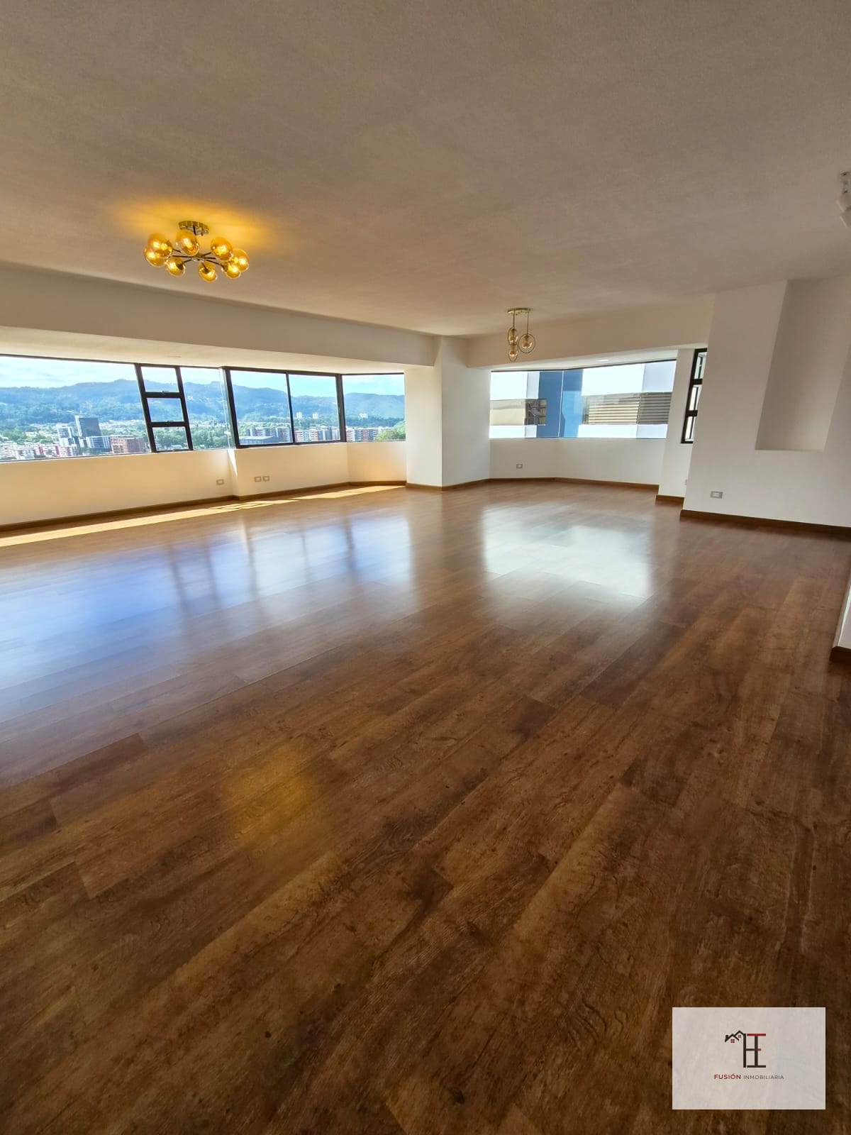 Rento apartamento con linda vista, totalmente remodelado en Villasbosq — Apartamento en Alquiler en Villalbosque, Zona 14, Guatemala, Ciudad — foto 1 de 11