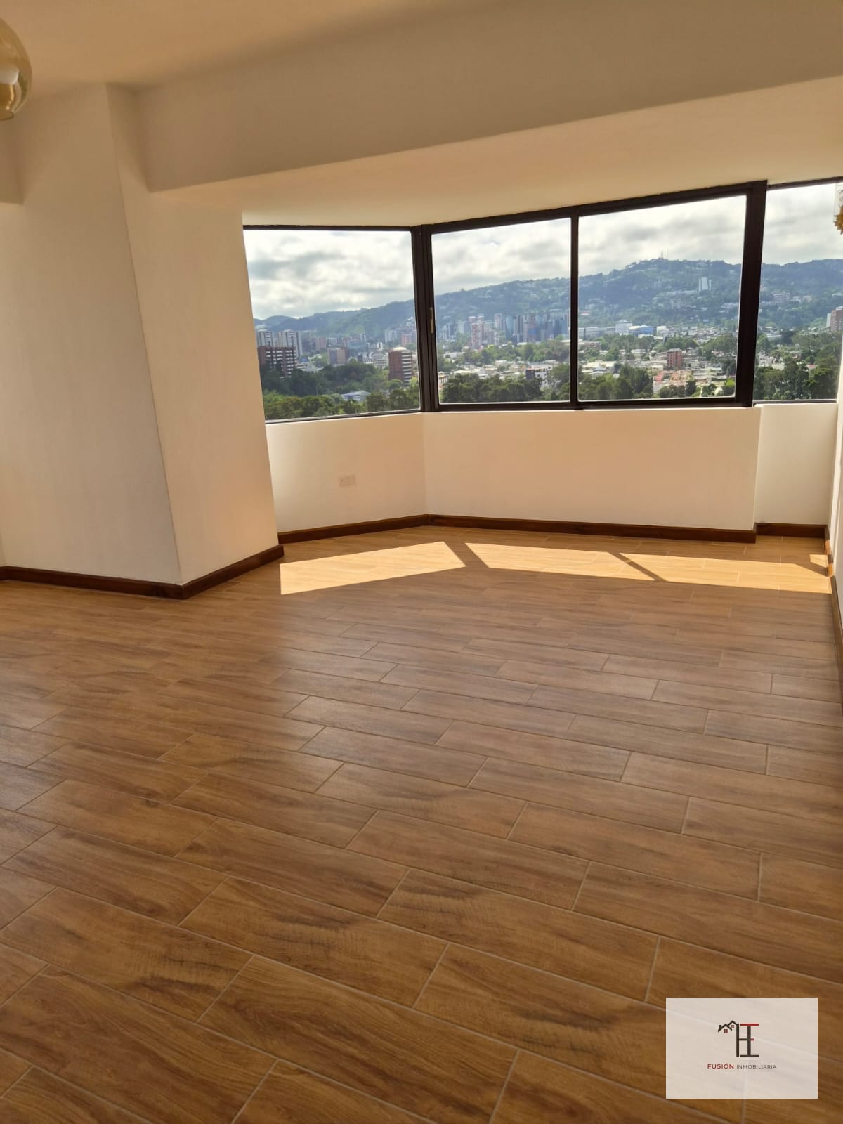 Rento apartamento con linda vista, totalmente remodelado en Villasbosq — Apartamento en Alquiler en Villalbosque, Zona 14, Guatemala, Ciudad — foto 5 de 11