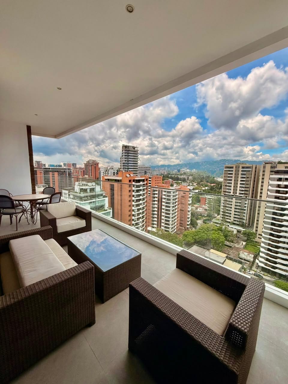 APARTAMENTO DE LUJO VENTA/RENTA ZONA 14 — Apartamento en Alquiler en Zona 14, Guatemala, Ciudad — foto 3 de 17
