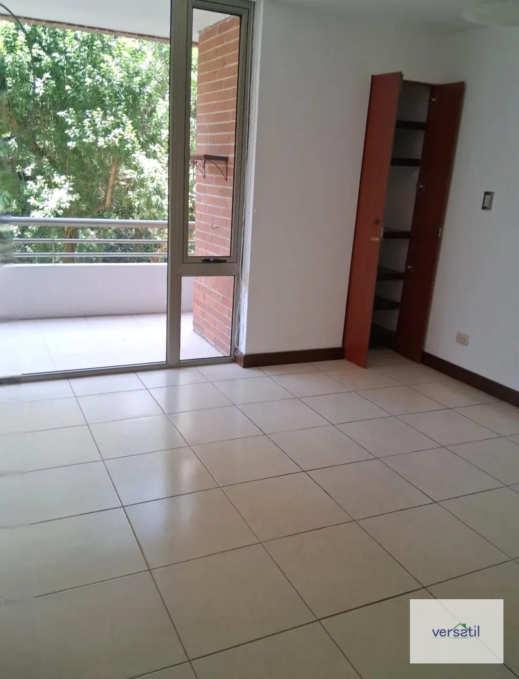 Lindo y amplio Apartamento en alquiler 3 habitaciones — Apartamento en Alquiler en Jardines del Acueducto, Zona 10, Guatemala, Ciudad — foto 2 de 11