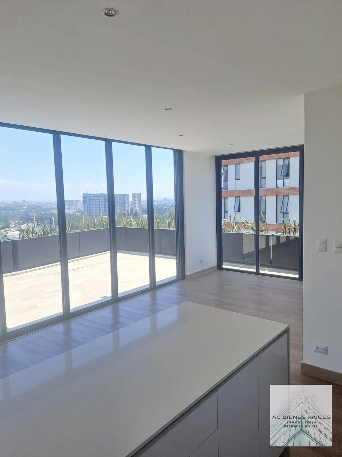 Apartamento con amplias terrazas zona 15 - 2