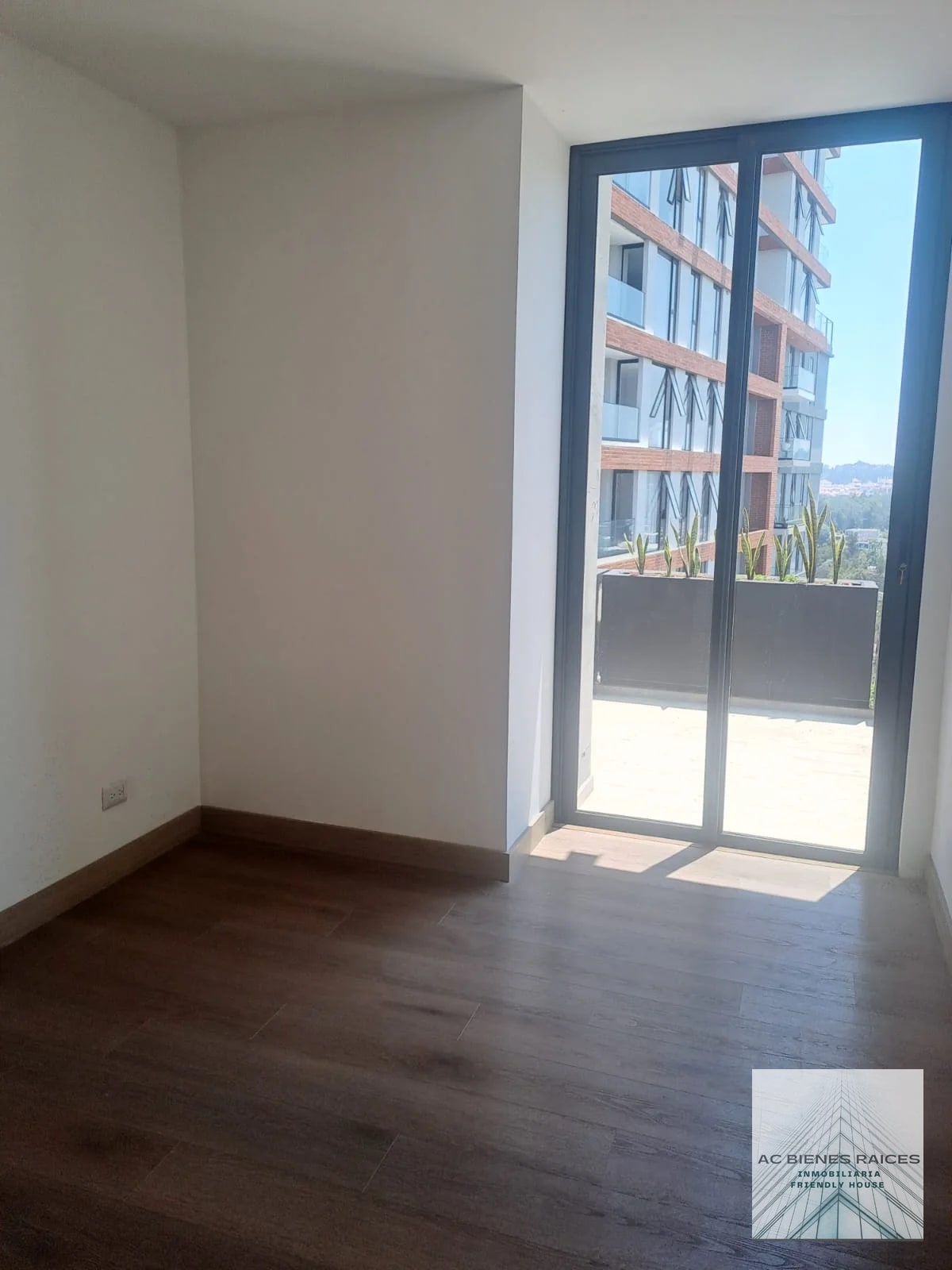 Apartamento con amplias terrazas zona 15 - 8