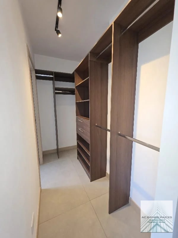 Renta amueblado zona 10 cerca de AVIA — Apartamento en Alquiler en Bonadiez, Zona 10, Guatemala, Ciudad — foto 9 de 12