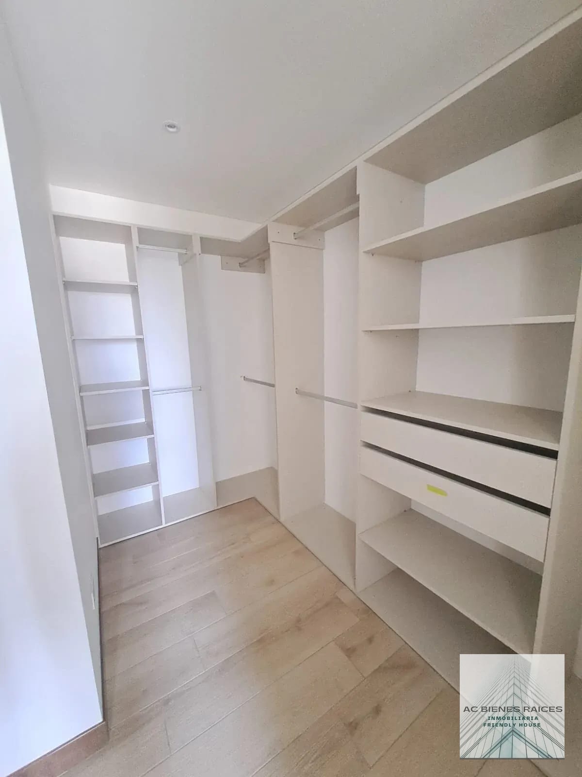 Ferre 10 Renta — Apartamento en Alquiler en Ferré Diez, Zona 10, Guatemala, Ciudad — foto 9 de 17