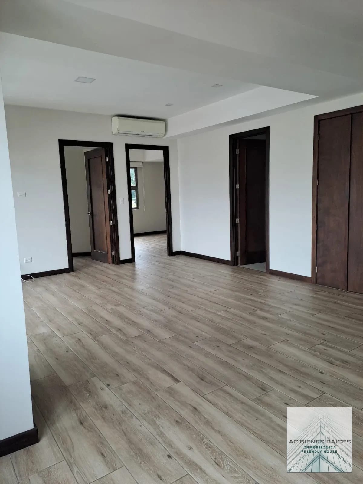 Renta apto VH2 con amplio balcón — Apartamento en Alquiler en Zona 15, Guatemala, Ciudad — foto 1 de 16