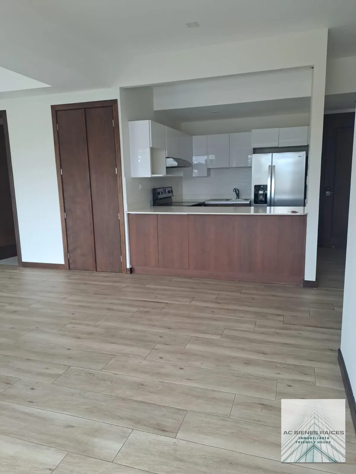 Renta apto VH2 con amplio balcón — Apartamento en Alquiler en Zona 15, Guatemala, Ciudad — foto 2 de 16