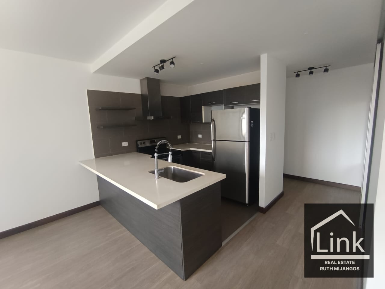 Renta de Apartamento zona 10 EDIFICIO VEINTI4 — Apartamento en Alquiler en Veinti4, Zona 10, Guatemala, Ciudad — foto 1 de 14