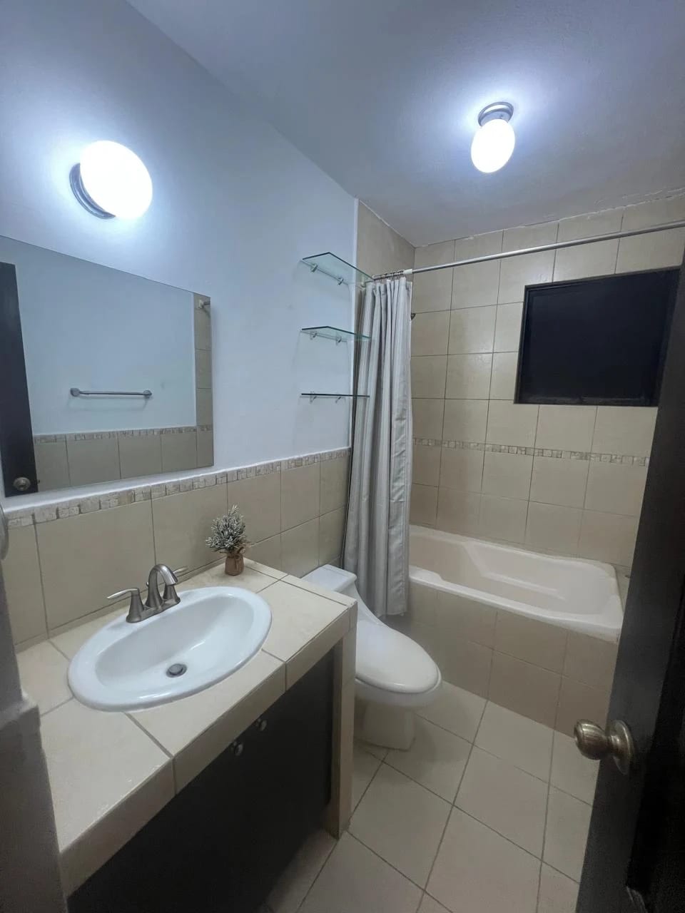 Libdo Apto Rodeado Vegetación KM 17 Carr a Rl Salvador Cerca Sporta — Apartamento en Alquiler en Villa Tiepolo, Carretera a El Salvador, Guatemala, Ciudad — foto 7 de 8