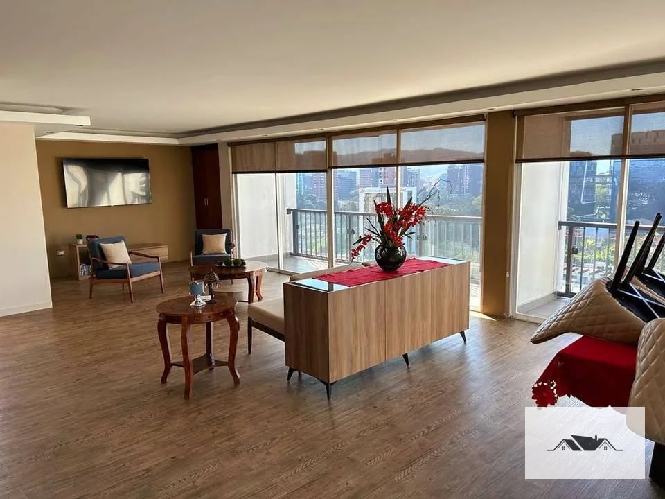 En Renta Apartamento Remodelado Zona 10 Edificio Ciudad Vieja — Apartamento en Alquiler en Ciudad Vieja, Zona 10, Guatemala, Ciudad — foto 1 de 10