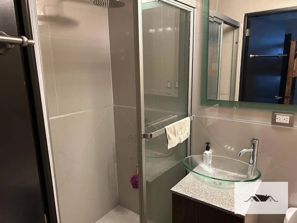 En Renta Apartamento Remodelado Zona 10 Edificio Ciudad Vieja — Apartamento en Alquiler en Ciudad Vieja, Zona 10, Guatemala, Ciudad — foto 3 de 10