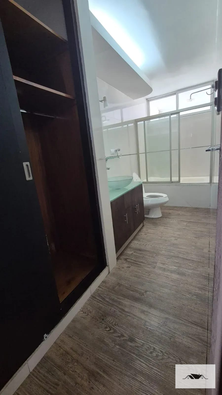 EN VENTA/RENTA AMPLIO APARTAMENTO REMODELADO ZONA 10 — Apartamento en Venta en Ciudad Vieja, Zona 10, Guatemala, Ciudad — foto 6 de 14