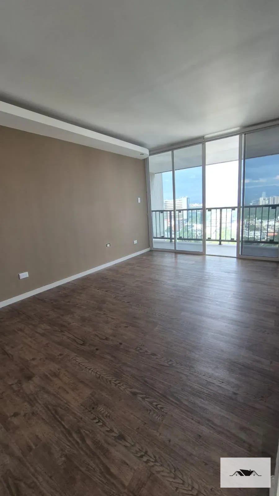 EN VENTA/RENTA AMPLIO APARTAMENTO REMODELADO ZONA 10 — Apartamento en Venta en Ciudad Vieja, Zona 10, Guatemala, Ciudad — foto 5 de 14