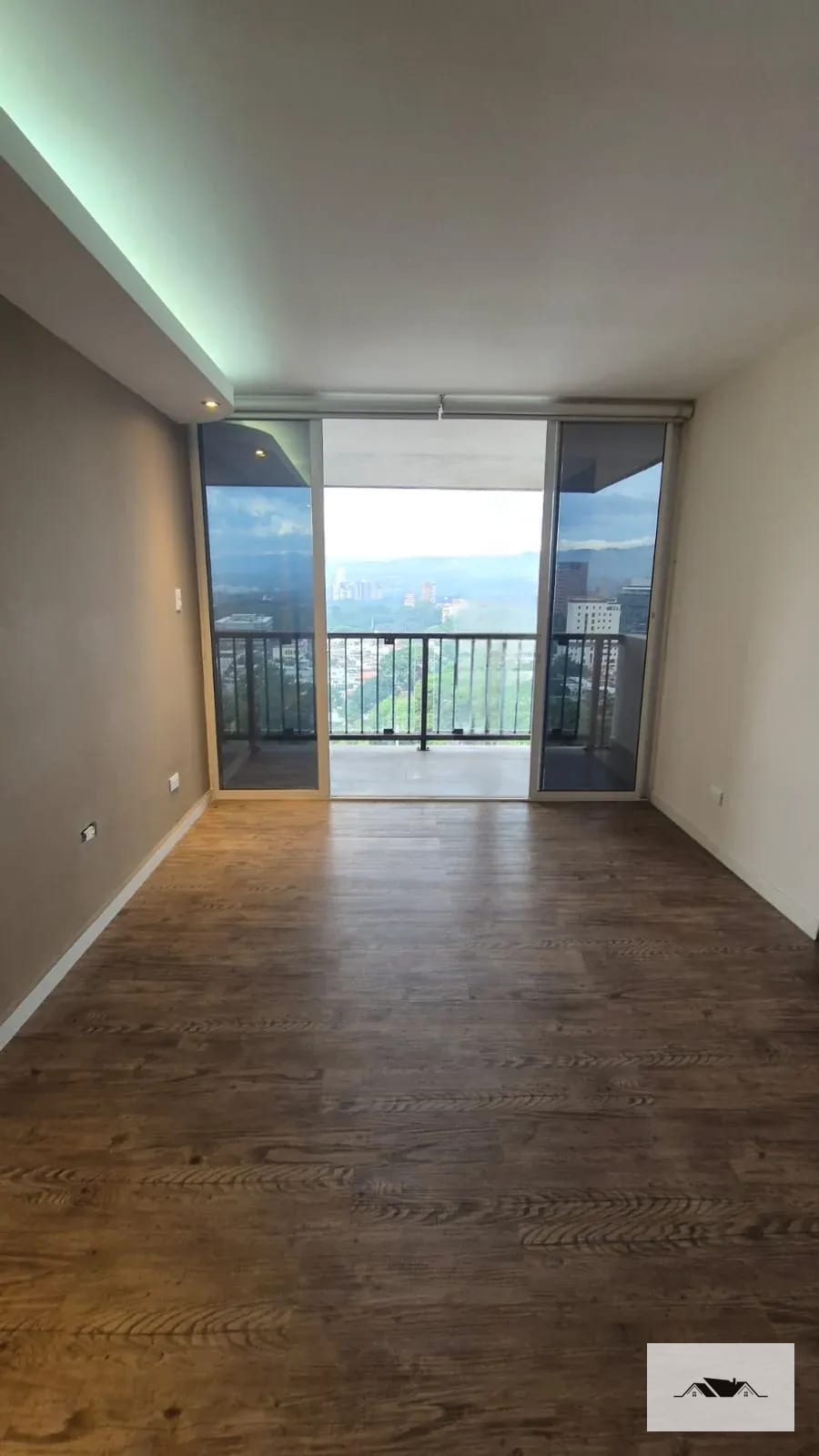 En Renta/Venta Amplio Apartamento Remodelado Zona 10 — Apartamento en Alquiler en Ciudad Vieja, Zona 10, Guatemala, Ciudad — foto 9 de 16
