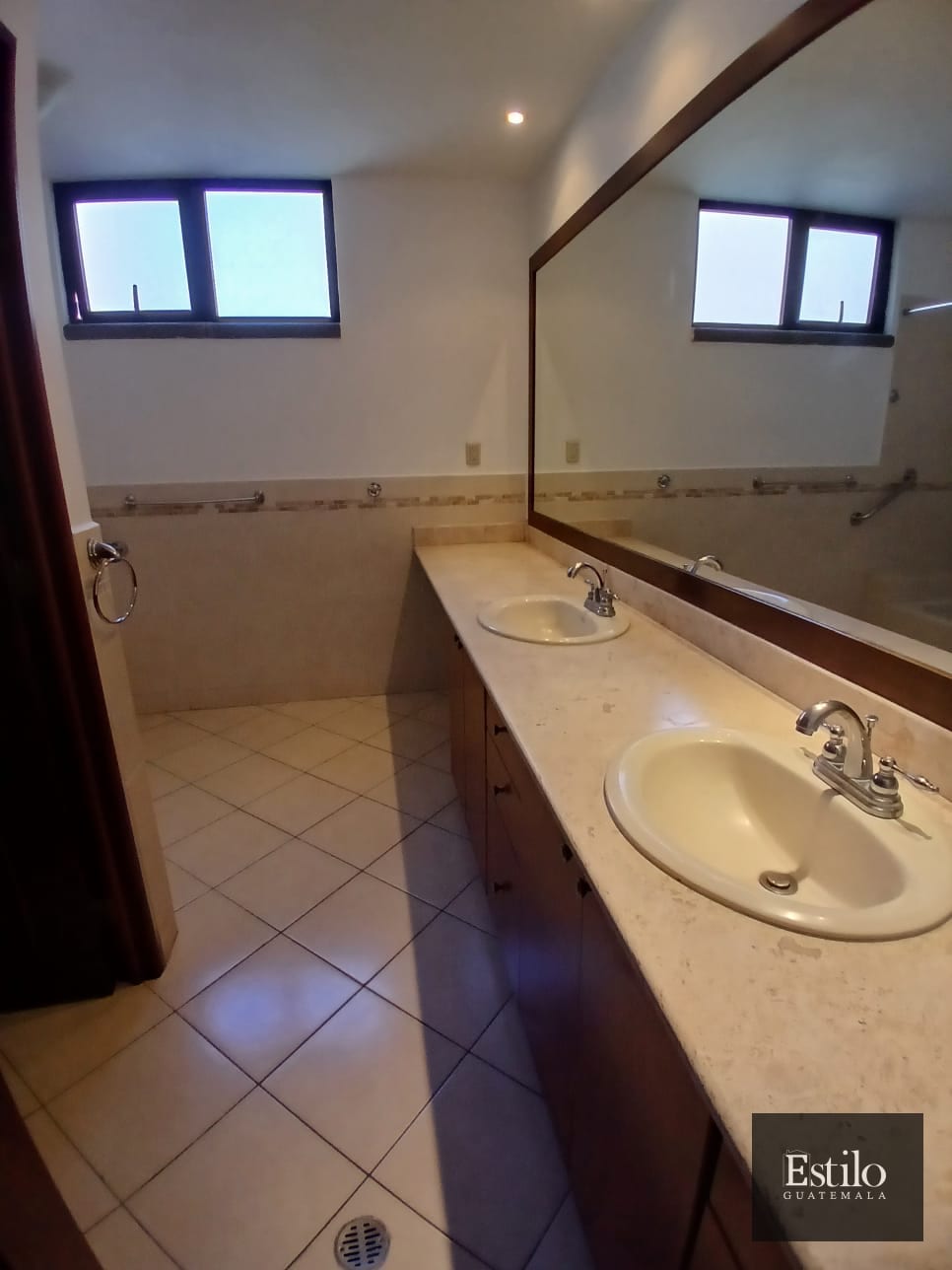 LINDO APARTAMENTO CON CUARTO DE SERVICIO — Apartamento en Alquiler en Bellagio, Zona 14, Guatemala, Ciudad — foto 16 de 17