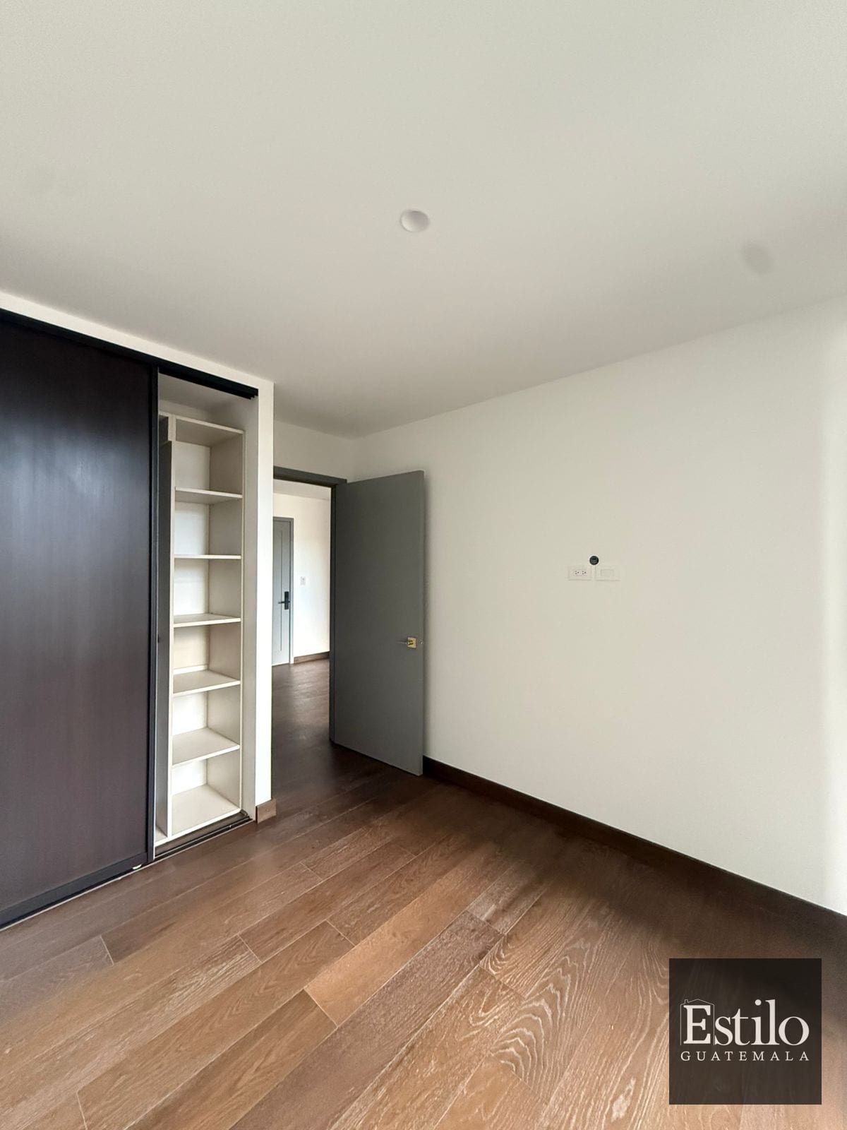 Precioso Apartamento en Alquiler Z.10 — Apartamento en Alquiler en Atarah, Zona 10, Guatemala, Ciudad — foto 9 de 11