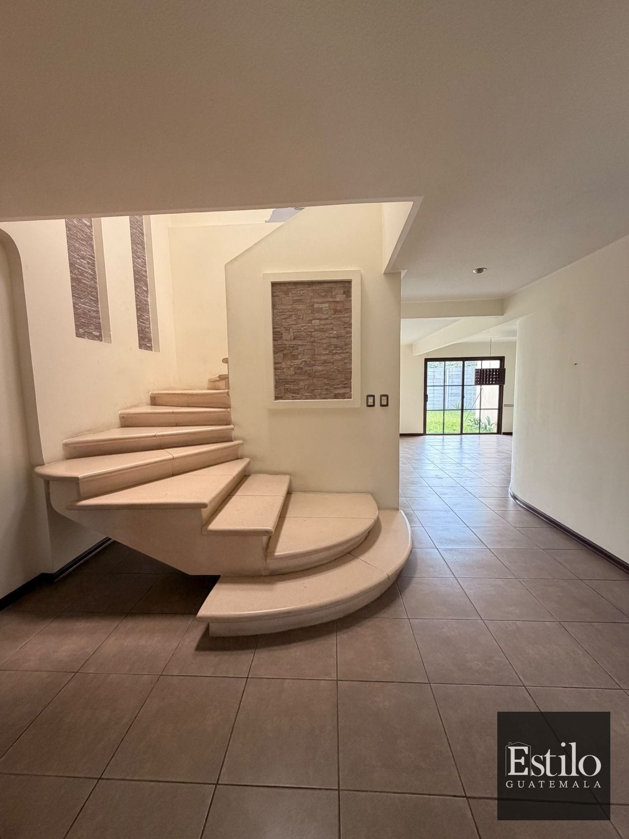 Preciosa Casa En Venta Z.16 — Apartamento en Venta en Zona 16, Guatemala, Ciudad — foto 2 de 17