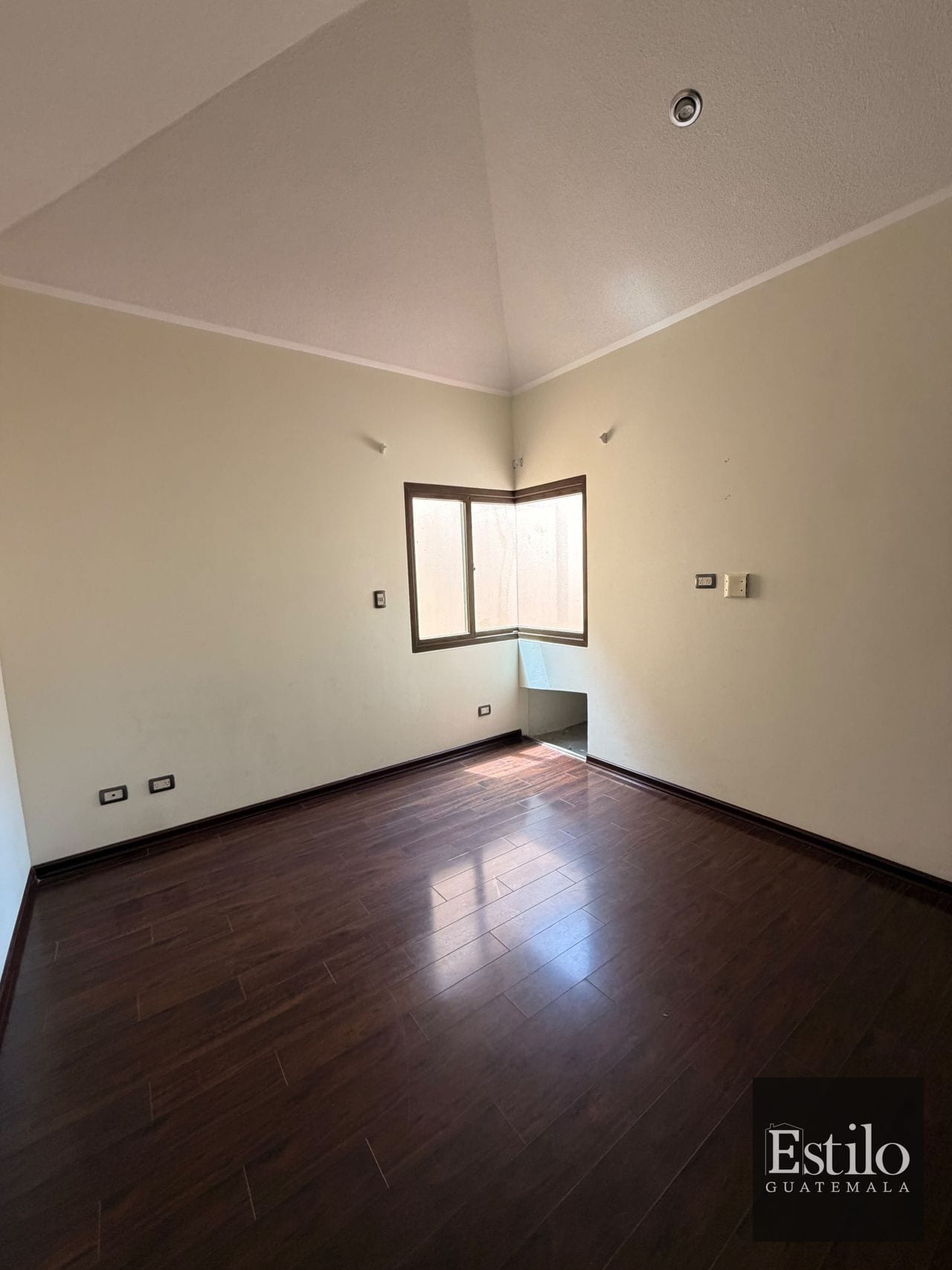 Preciosa Casa En Venta Z.16 — Apartamento en Venta en Zona 16, Guatemala, Ciudad — foto 14 de 17