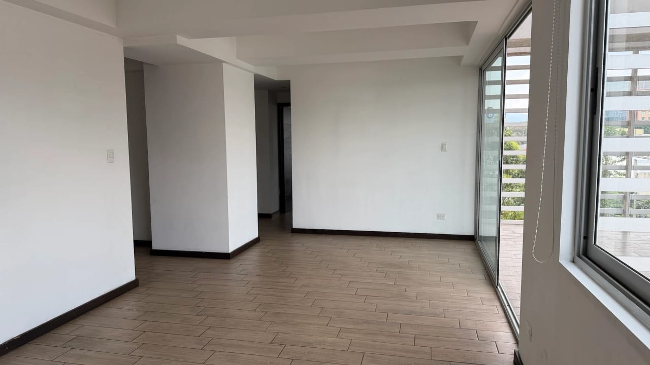 VENTA DE AMPLIO APARTAMENTO EN ZONA 10 EDIFICIO FERRARA - Image 2