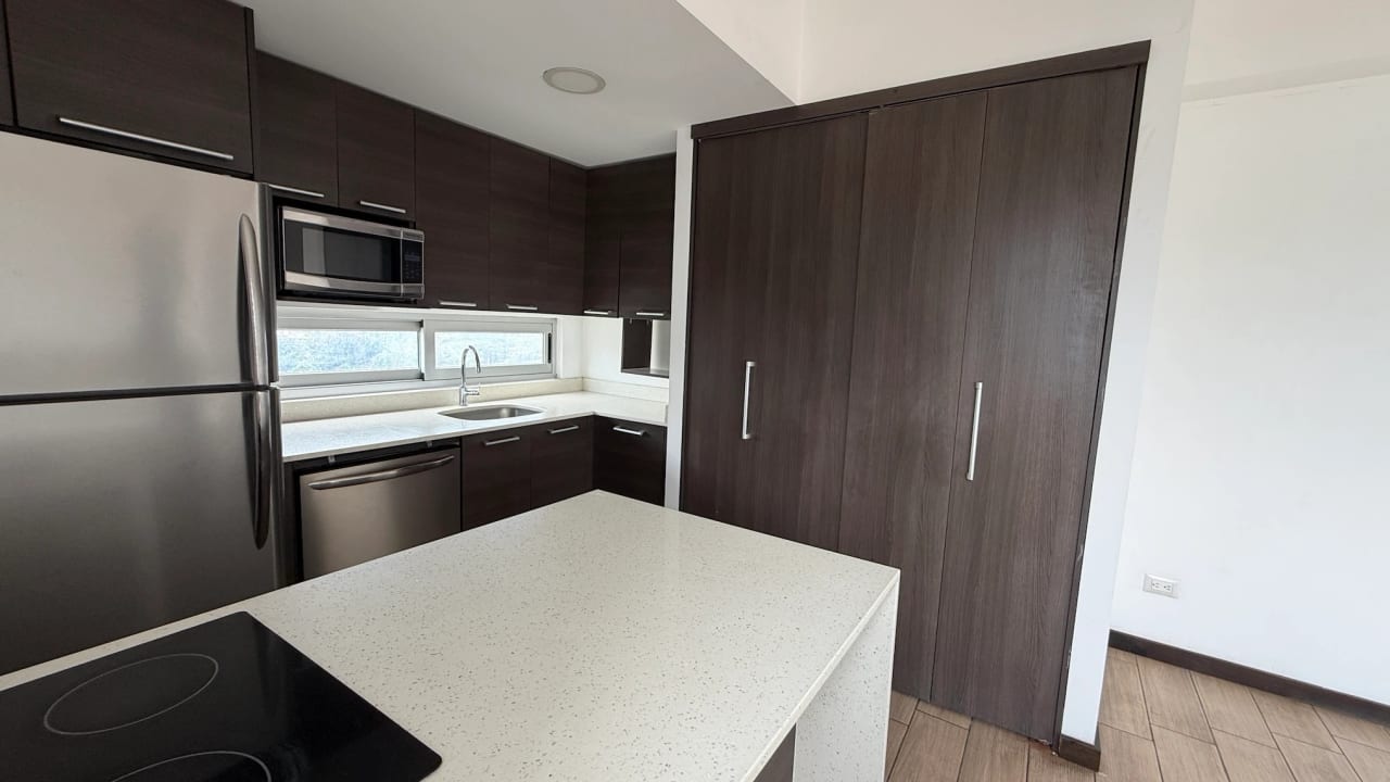 VENTA DE AMPLIO APARTAMENTO EN ZONA 10 EDIFICIO FERRARA - Image 5