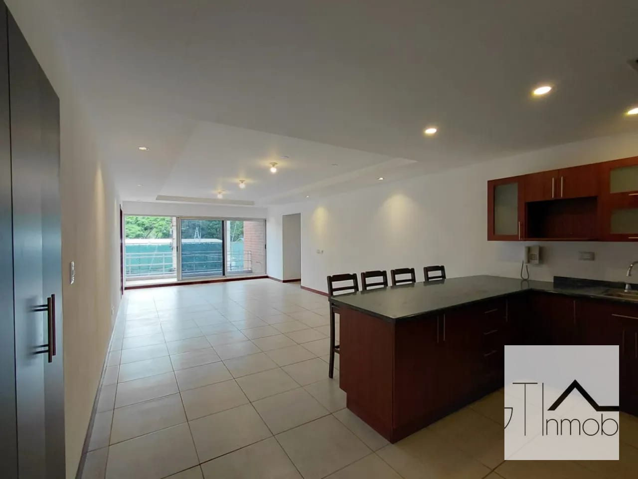 Amplio apartamento en venta, área de hospitales — Apartamento en Venta en Ciudad Vieja, Zona 10, Guatemala, Ciudad — foto 3 de 17