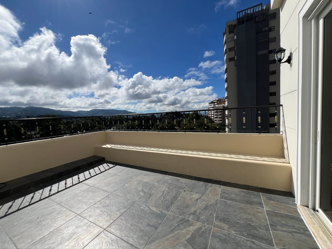 Alquiler amplio apartamento 2 Niveles | Quinta Avenida Zona 14 — Apartamento en Alquiler en Quinta Avenida, Zona 14, Guatemala, Ciudad — foto 3 de 17