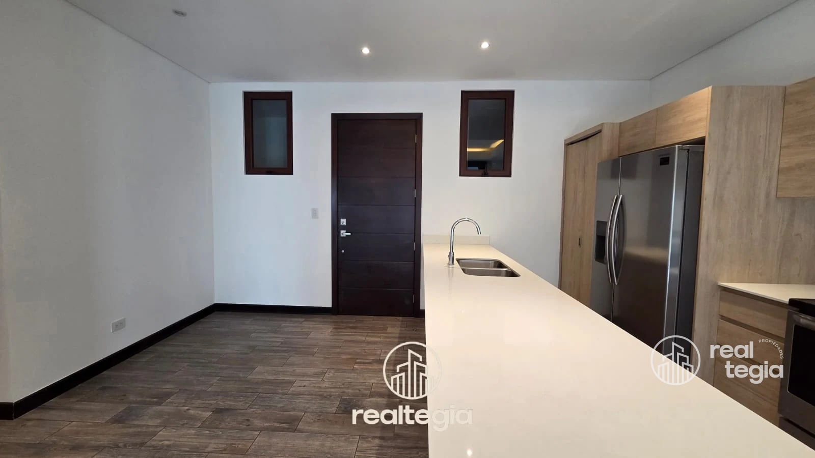 APARTAMENTO EN LIRIOS DE CAYALÁ ZONA 16 — Apartamento en Venta en Zona 16, Guatemala, Ciudad — foto 2 de 12