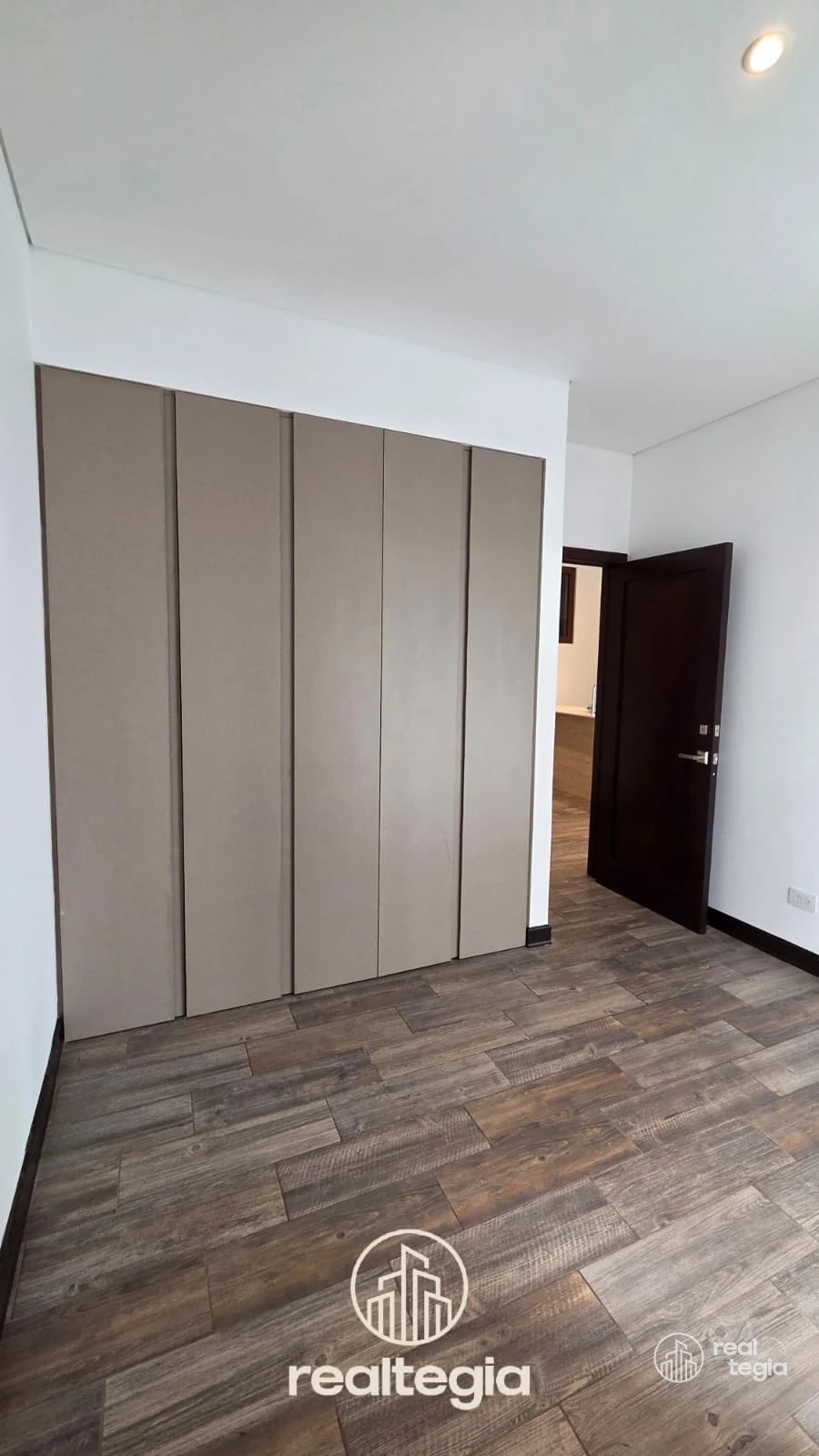 APARTAMENTO EN LIRIOS DE CAYALÁ ZONA 16 — Apartamento en Venta en Zona 16, Guatemala, Ciudad — foto 7 de 12