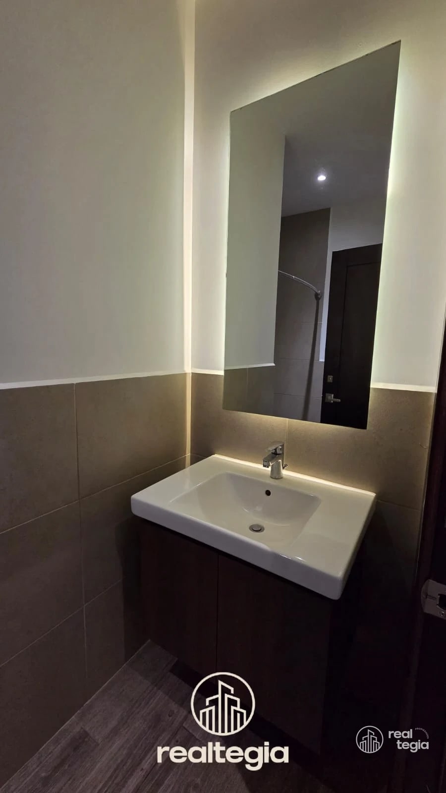 APARTAMENTO EN LIRIOS DE CAYALÁ ZONA 16 — Apartamento en Venta en Zona 16, Guatemala, Ciudad — foto 11 de 12