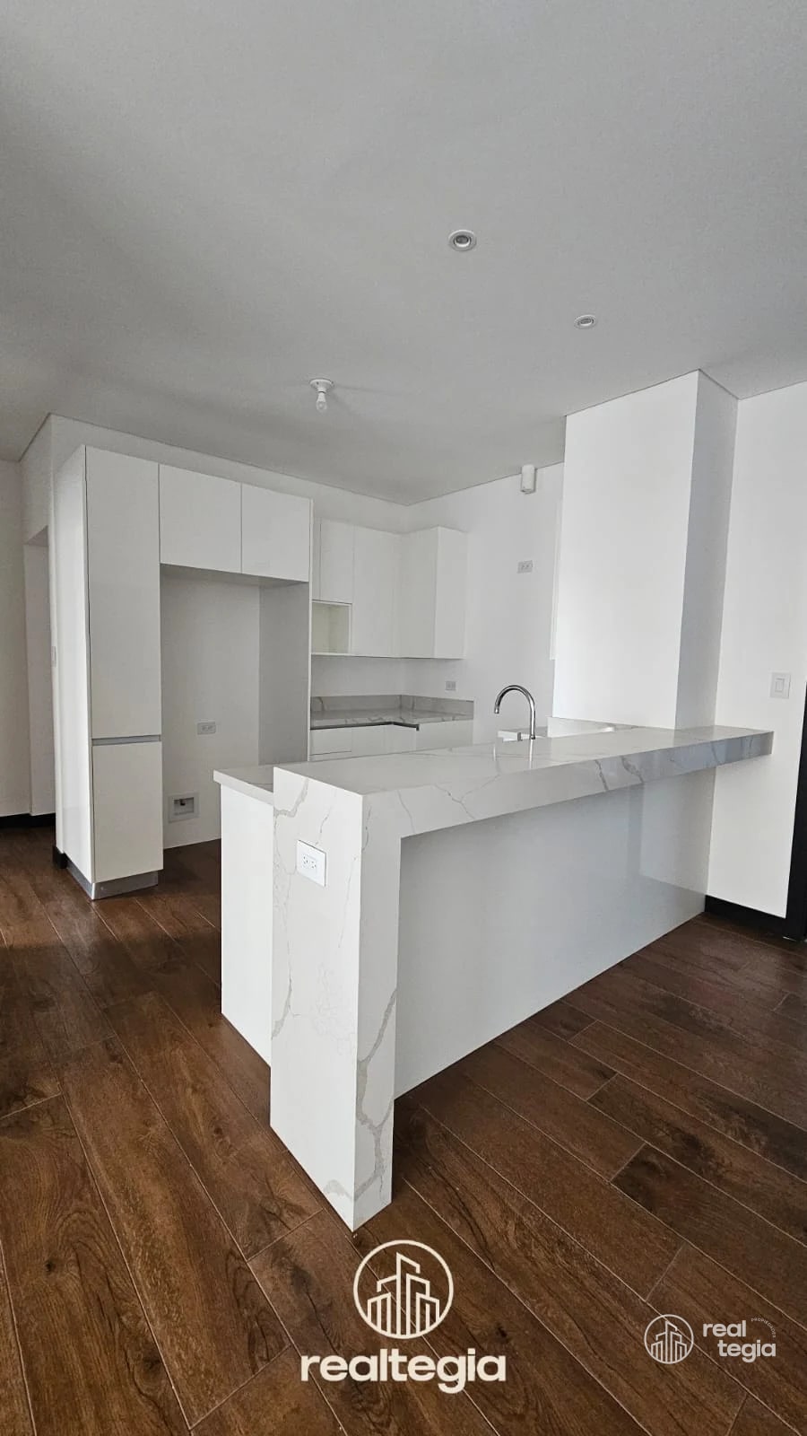 APARTAMENTO EN VENTA LIRIOS DE CAYALÁ ZONA 16 — Apartamento en Venta en Zona 16, Guatemala, Ciudad — foto 1 de 8