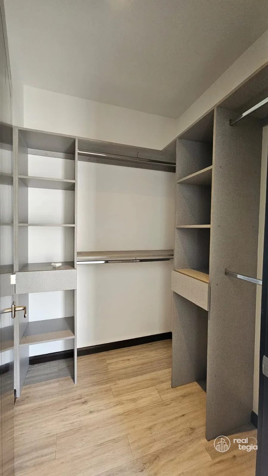 APARTAMENTO EN LIRIOS DE CAYALÁ ZONA 16 — Apartamento en Alquiler en Zona 16, Guatemala, Ciudad — foto 13 de 17