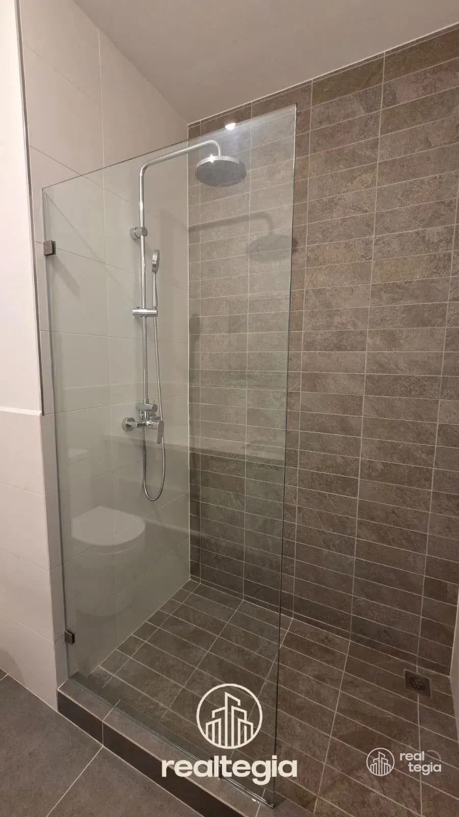 APARTAMENTO EN LIRIOS DE CAYALÁ ZONA 16 — Apartamento en Alquiler en Zona 16, Guatemala, Ciudad — foto 9 de 14