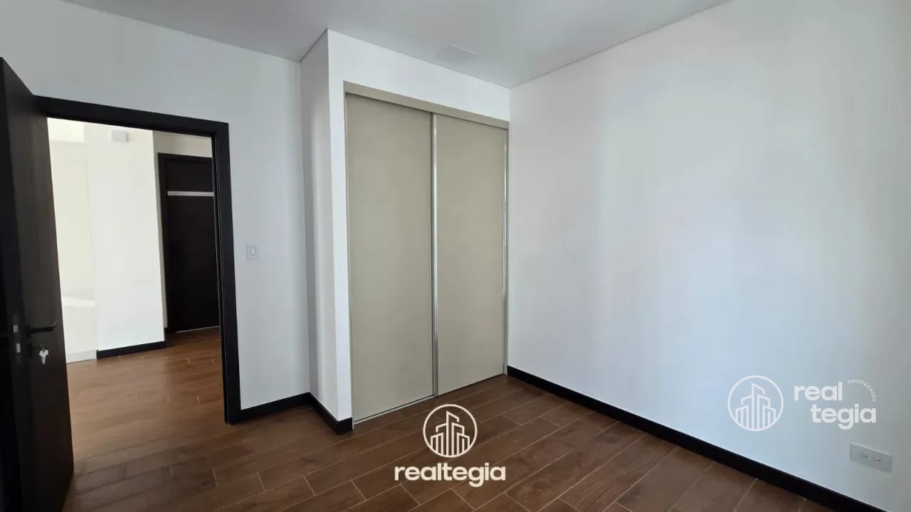 APARTAMENTO EN LIRIOS DE CAYALÁ ZONA 16 — Apartamento en Alquiler en Zona 16, Guatemala, Ciudad — foto 8 de 14