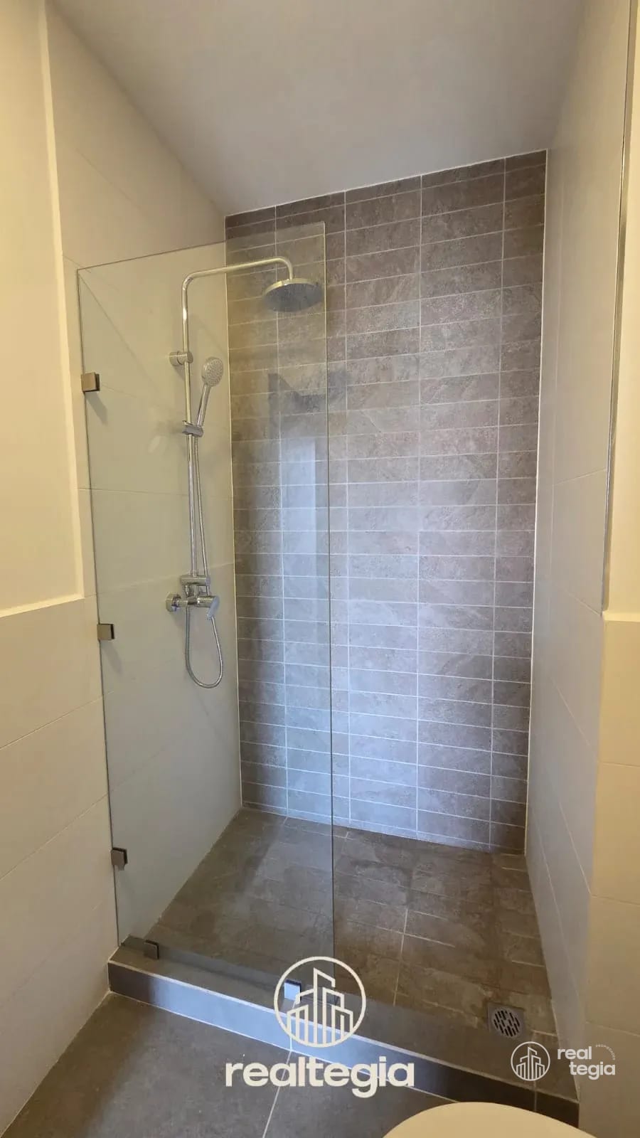 APARTAMENTO EN LIRIOS DE CAYALÁ ZONA 16 — Apartamento en Alquiler en Zona 16, Guatemala, Ciudad — foto 9 de 12