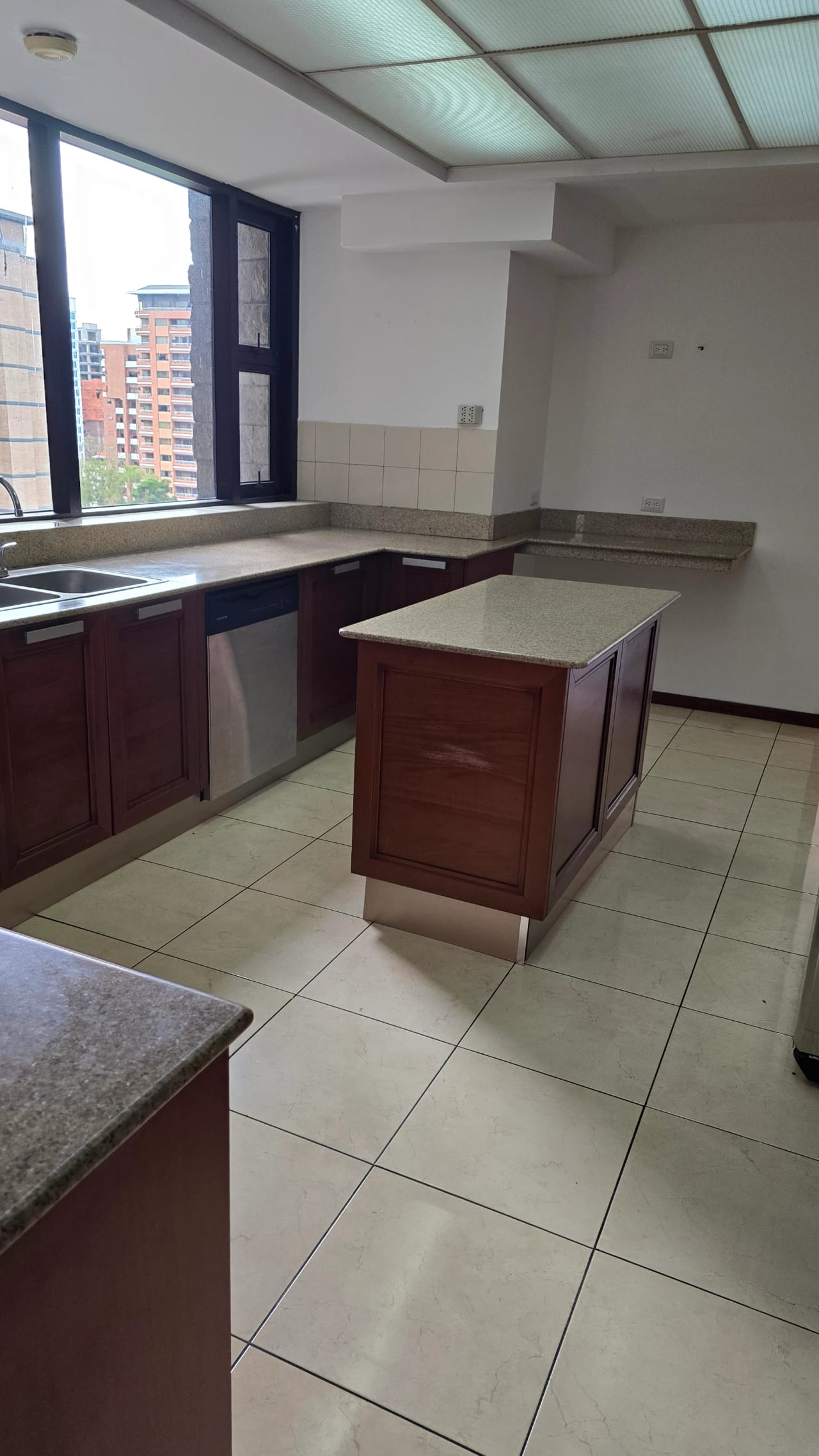 zona 10 Amplio apartamento en renta — Apartamento en Alquiler en Tiffany, Zona 10, Guatemala, Ciudad — foto 2 de 10