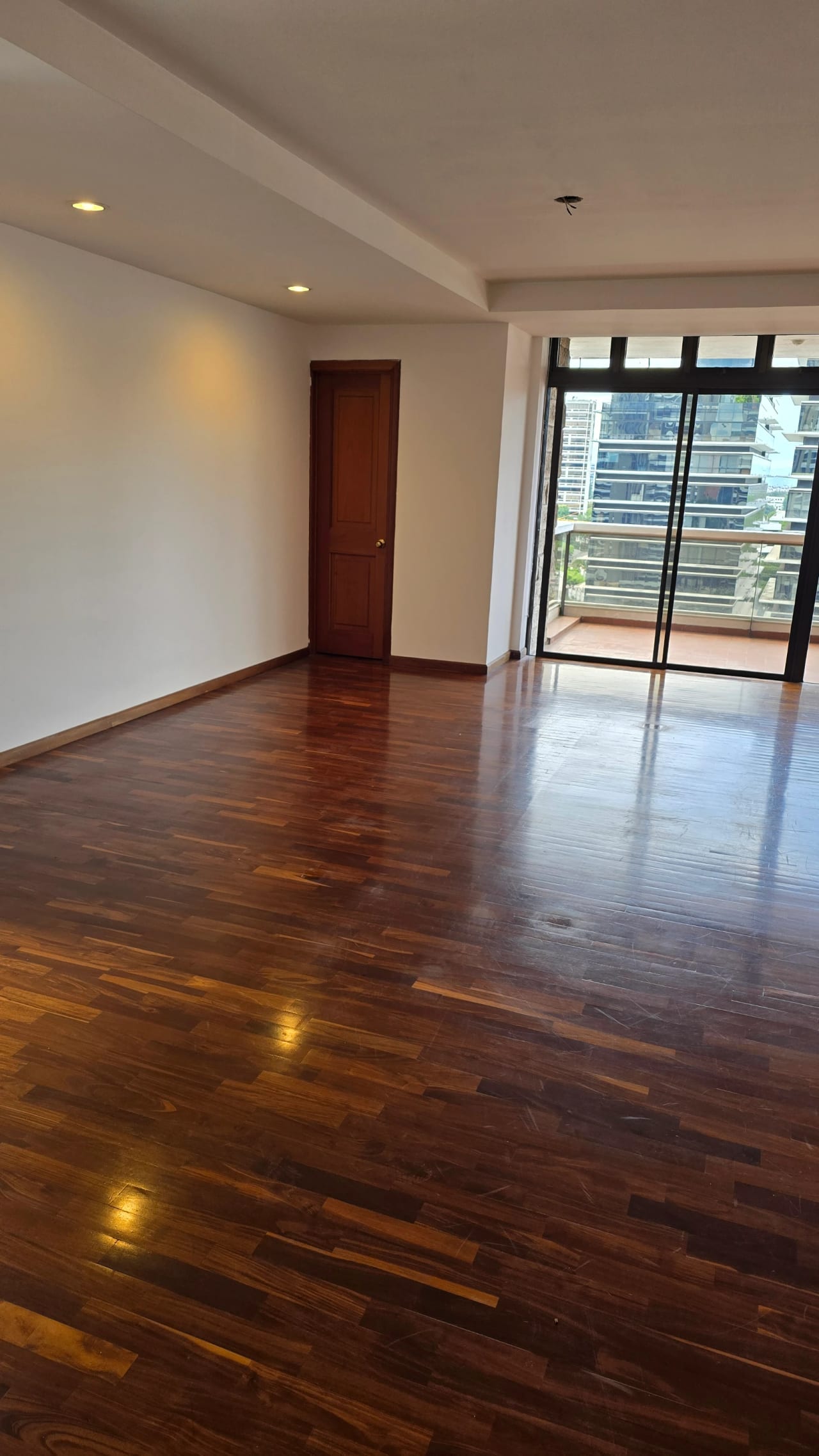zona 10 Amplio apartamento en renta — Apartamento en Alquiler en Tiffany, Zona 10, Guatemala, Ciudad — foto 3 de 10