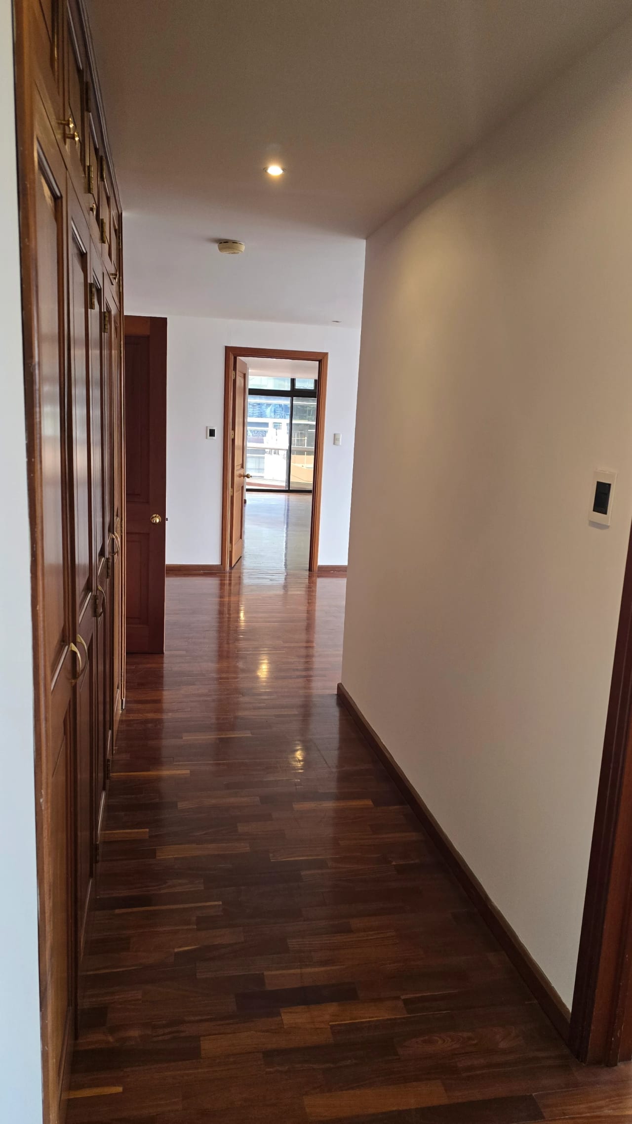 zona 10 Amplio apartamento en renta — Apartamento en Alquiler en Tiffany, Zona 10, Guatemala, Ciudad — foto 4 de 10
