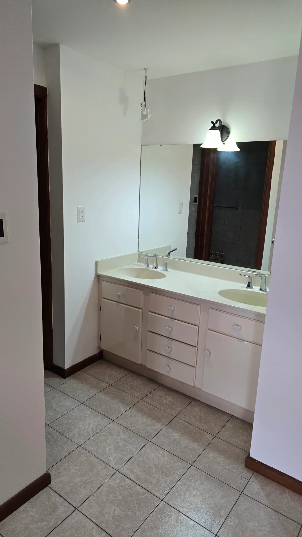 zona 10 Amplio apartamento en renta — Apartamento en Alquiler en Tiffany, Zona 10, Guatemala, Ciudad — foto 6 de 10