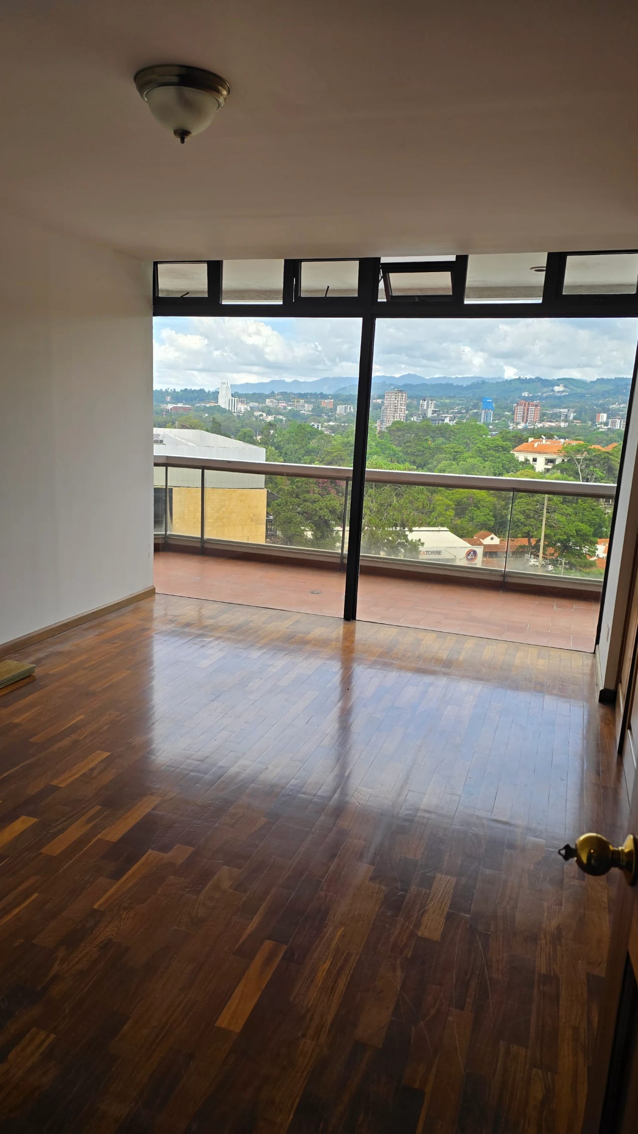 zona 10 Amplio apartamento en renta — Apartamento en Alquiler en Tiffany, Zona 10, Guatemala, Ciudad — foto 7 de 10
